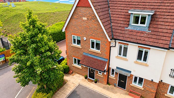 3 Bedroom End Of Terrace House For Sale In Adeyfield, Hemel Hempstead, HP2