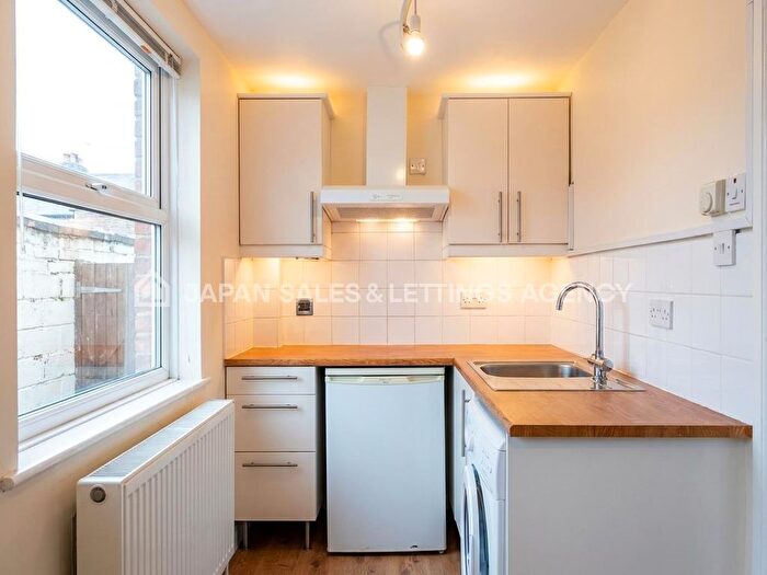 Studio To Rent In Saxon Drive, Acton, W3