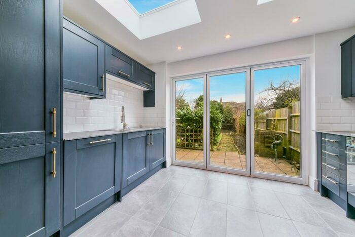 2 Bedroom House To Rent In Ildersly Grove London, SE21