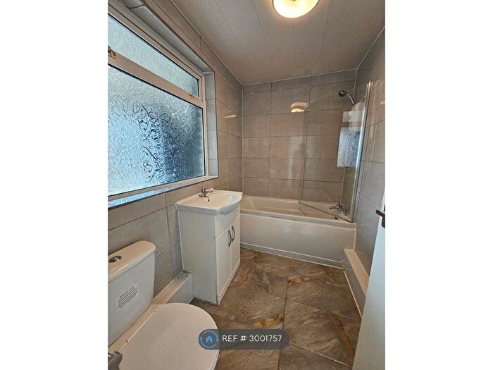 2 Bedroom Flat To Rent In Rooden Court, Prestwich, M25