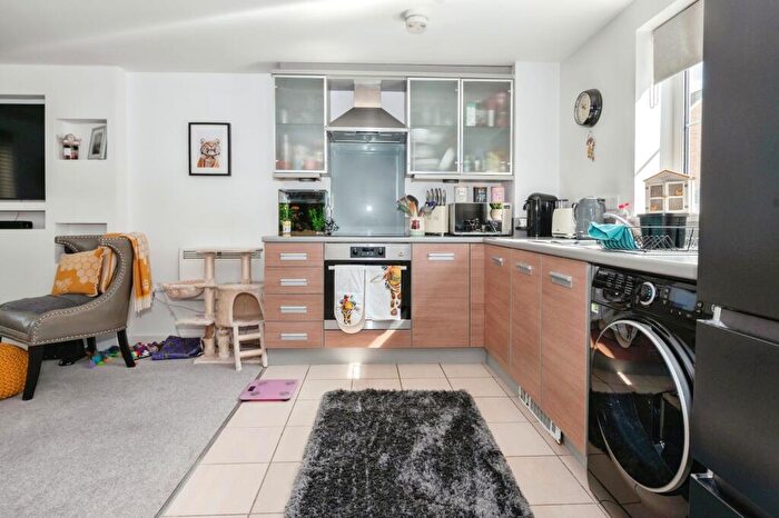 1 Bedroom Flat For Sale In Russett Way, Dunstable, Bedfordshire, LU5