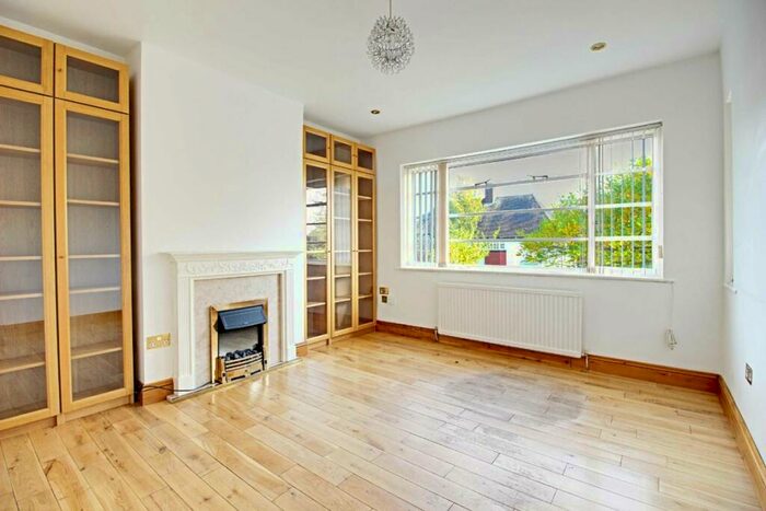 2 Bedroom Flat To Rent In Ossulton Way, London, N2