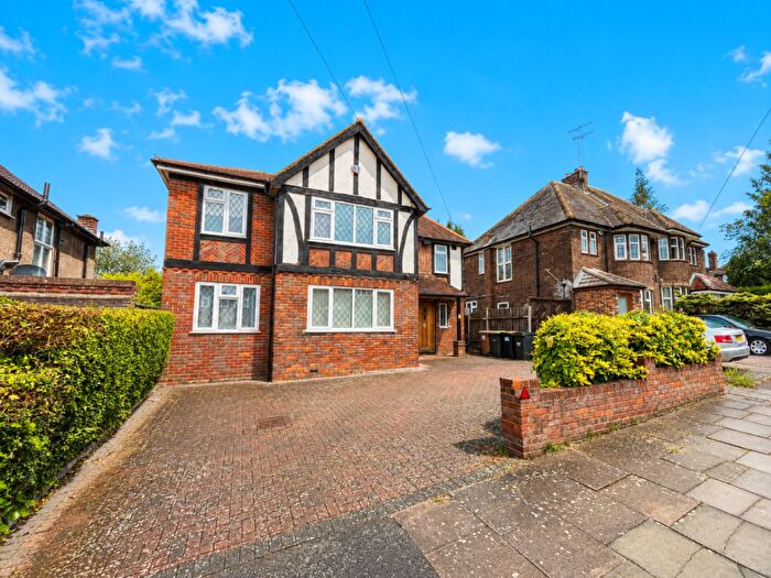 4 Bedroom Detached House For Sale In Greenhill Avenue, Luton, Bedfordshire, LU2