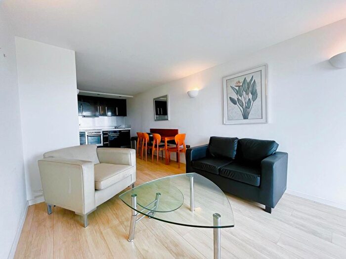 2 Bedroom Flat To Rent In Whitehall Waterfront, Riverside Way, Leeds, LS1