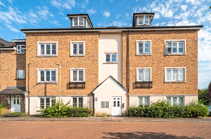 2 Bedroom Flat For Sale In Allington Close, Farnham, Surrey, GU9