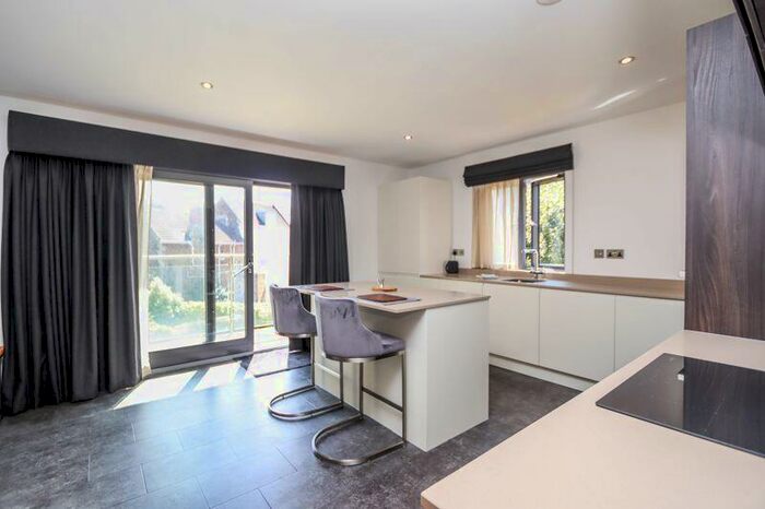 2 Bedroom Flat To Rent In Albert Road, Clevedon, BS21