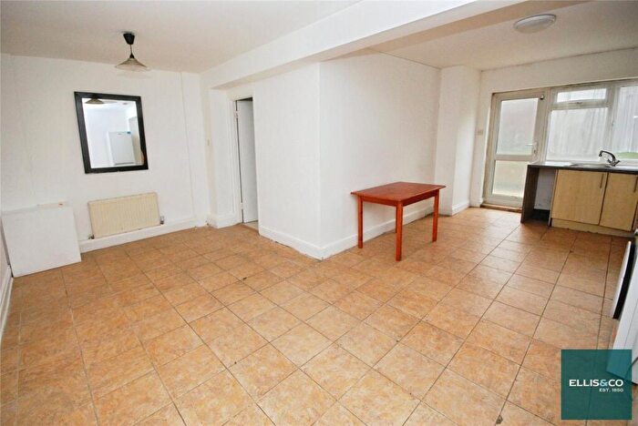 4 Bedroom Semi Detached House To Rent In Clitterhouse Road, Cricklewood, NW2