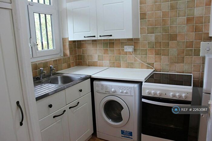 Studio To Rent In Sovereign House, London, E1