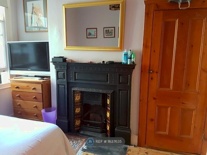 2 Bedroom Flat To Rent In Ground Floor, London, SW12