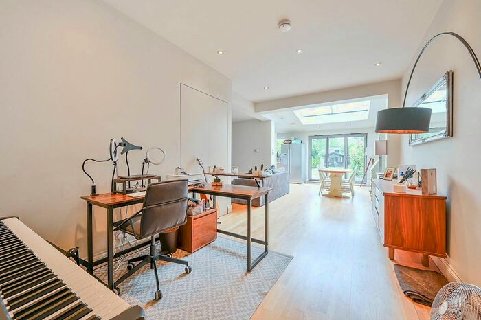 2 Bedroom Flat To Rent In Dukes Avenue, Chiswick, London, W4