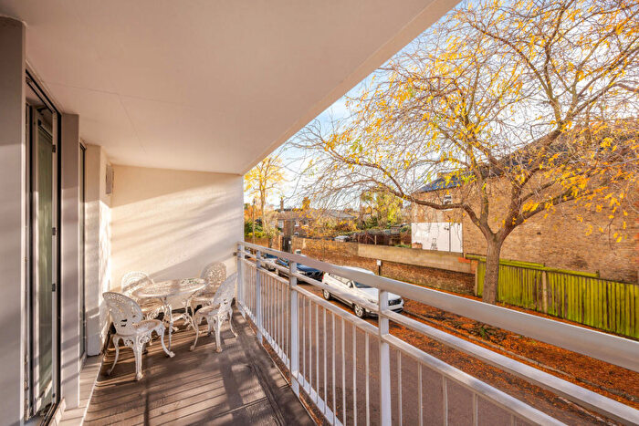 2 Bedroom Flat For Sale In Vineyard Path, Mortlake, SW14