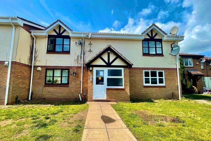 2 Bedroom Flat To Rent In Peel Court, Slough, SL1