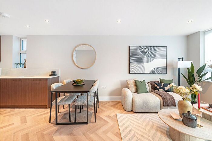 3 Bedroom Flat For Sale In Thornton Road, London, SW12