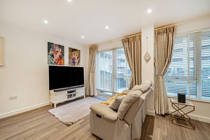 2 Bedroom Flat For Sale In Bollo Bridge Road, Acton, London, W3