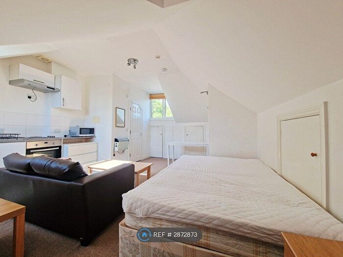 Studio To Rent In Clapham Road, London, SW9