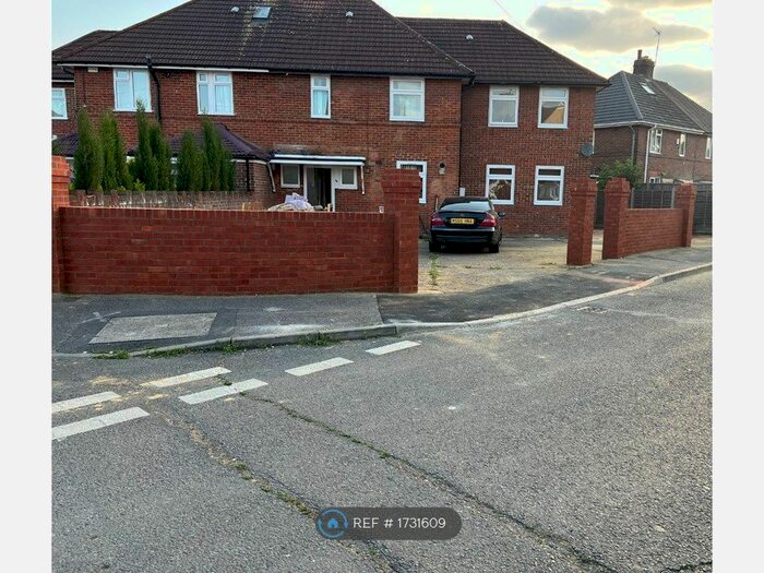 3 Bedroom Semi-Detached House To Rent In Halsway, Hayes, UB3