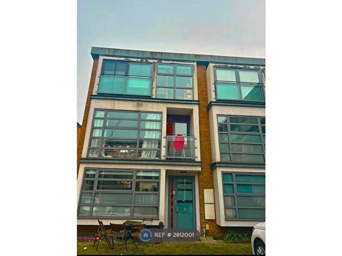 3 Bedroom Maisonette To Rent In Tanners Yard, London, E2