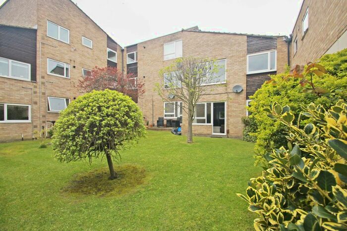 2 Bedroom Flat To Rent In Weetwood House Court, Leeds, West Yorkshire, Uk, LS16