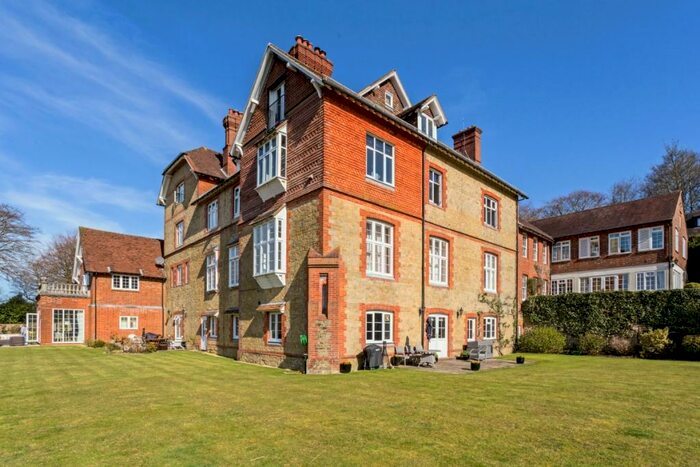 2 Bedroom Flat To Rent In Fernden Heights Haslemere, GU27