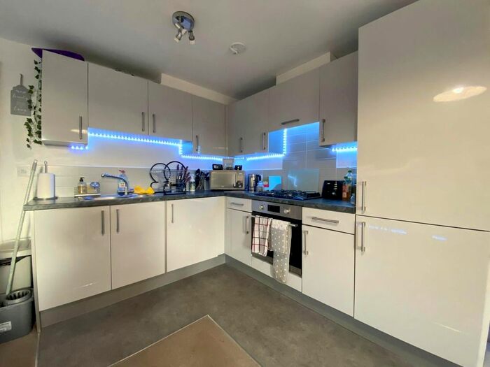 2 Bedroom Flat To Rent In Cromwell Gardens, Bournemouth, BH5