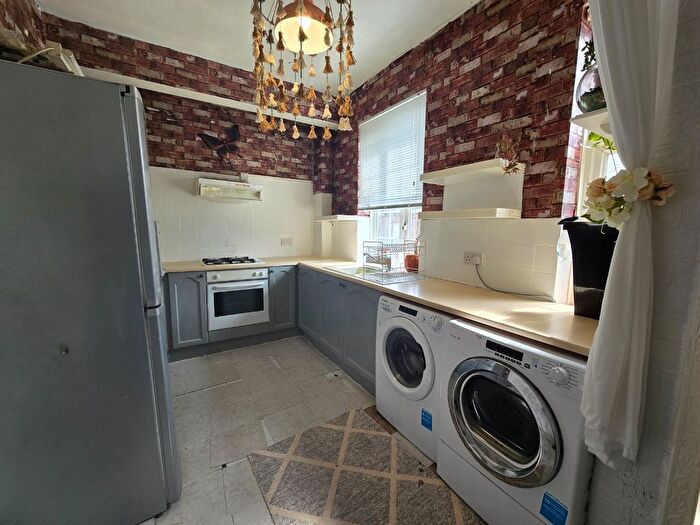 2 Bedroom Flat To Rent In The Parade, High Street, Watford, Hertfordshire, WD17