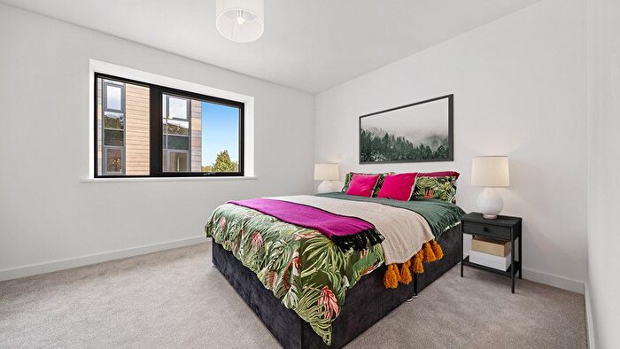 2 Bedroom Flat For Sale In Portsmouth Road, Esher, KT10