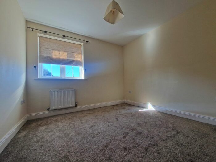 2 Bedroom Flat To Rent In Chapel Drove, Hedge End, SO30