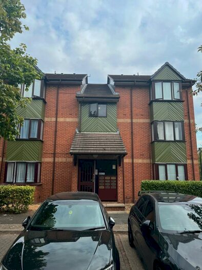 Flat To Rent In Maltby Drive, EN1