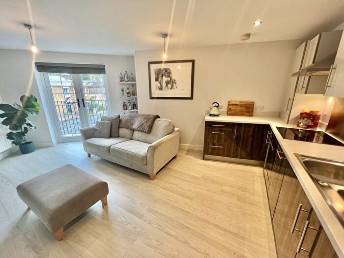 2 Bedroom Flat For Sale In Crescent Road, Brentwood, CM14