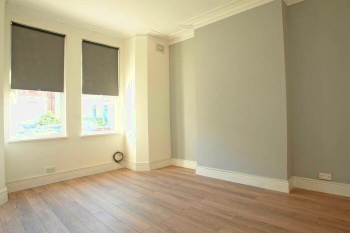 2 Bedroom Apartment To Rent In Ivydale Road, Nunhead, London, SE15