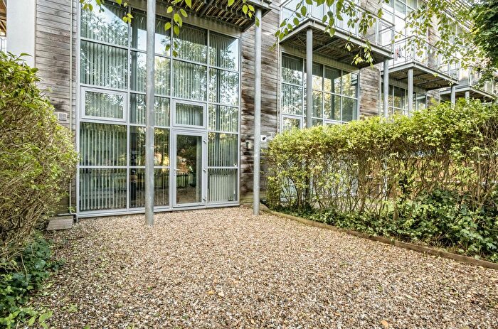 2 Bedroom Maisonette For Sale In Windmill Road, Slough, Berkshire, SL1