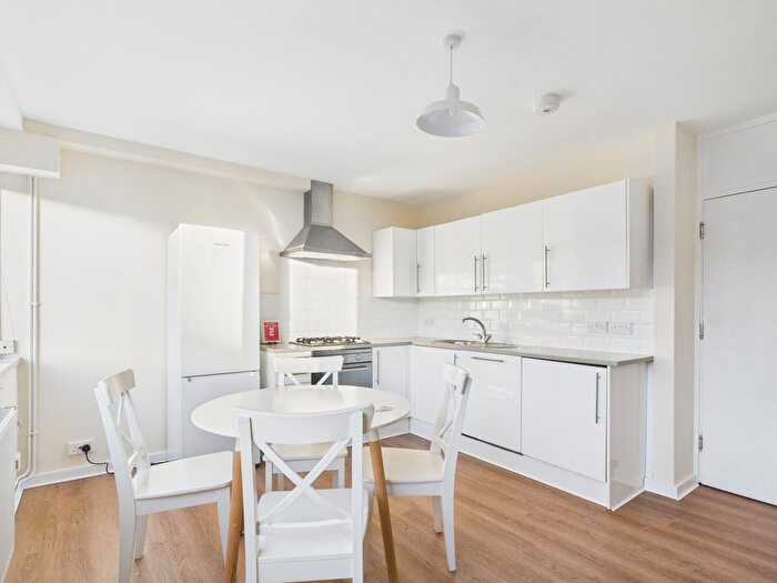 4 Bedroom Flat To Rent In Portland Grove, Stockwell, SW8
