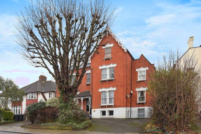 2 Bedroom Flat To Rent In Valley Road, London, SW16