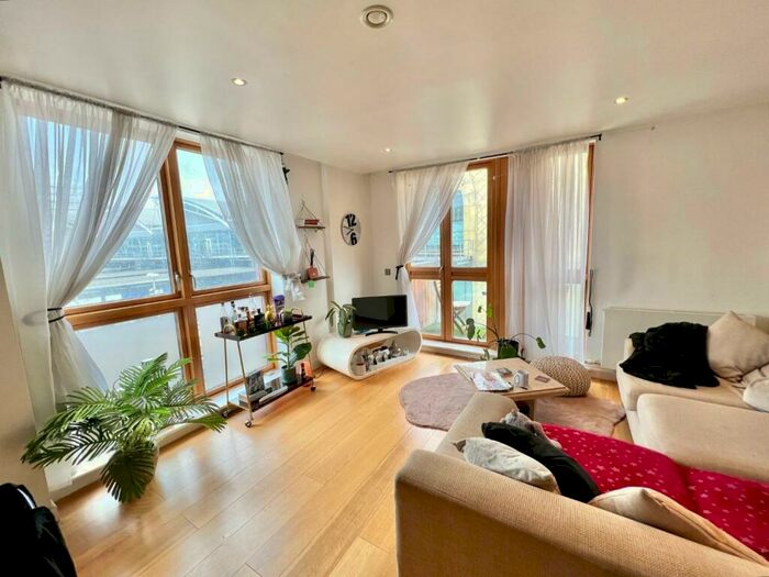 2 Bedroom Flat To Rent In Watermans Place, Wharf Approach, Leeds, LS1