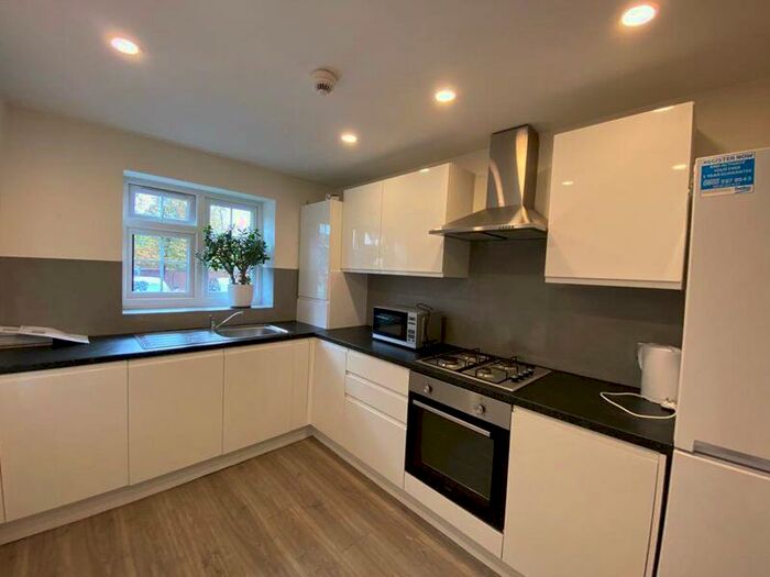 4 Bedroom Town House To Rent In Bernhart Close, Edgware, HA8