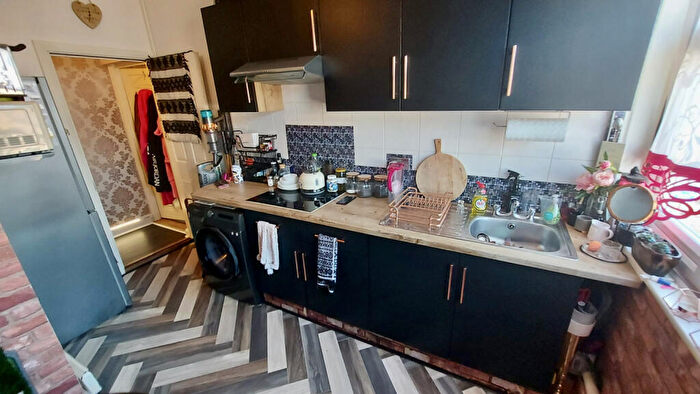 Flat To Rent In High Road, N22