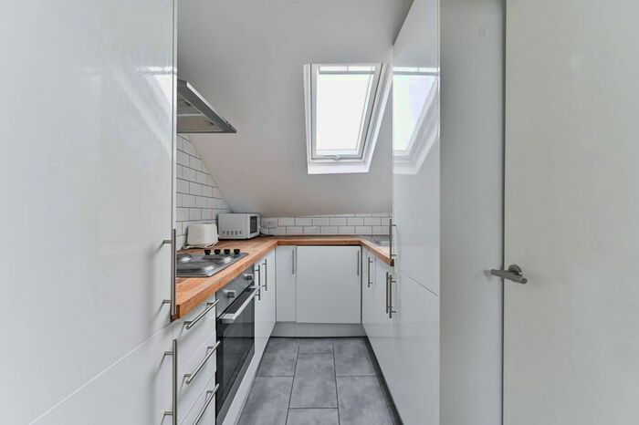 3 Bedroom Flat To Rent In Holmesdale Road, South Norwood, London, SE25