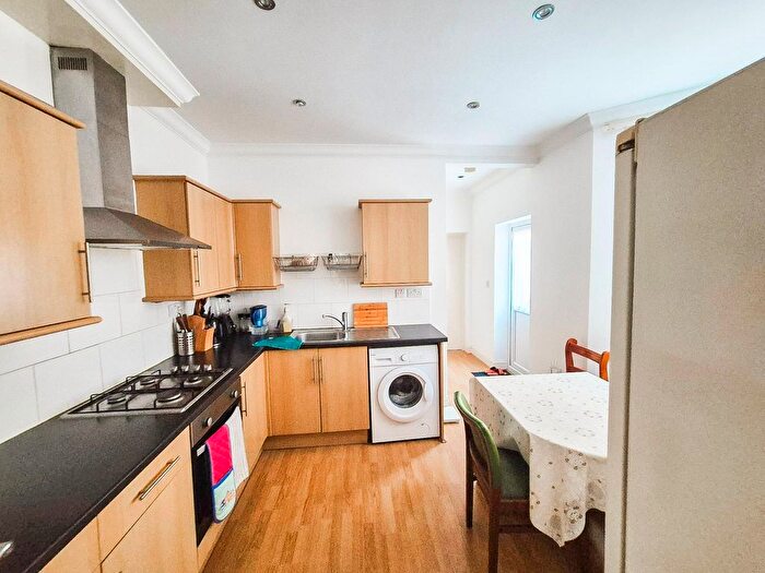 2 Bedroom Flat To Rent In Ingleby Road, Ilford, Essex, Ry, Uk, IG1