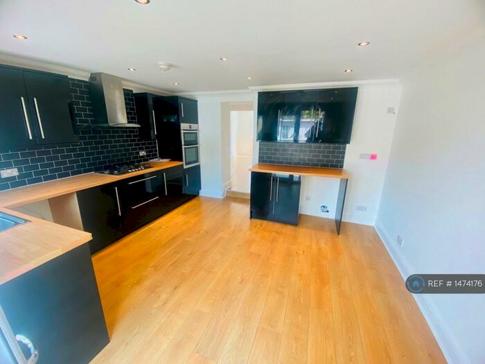 4 Bedroom Terraced House To Rent In Willow Avenue, Glasgow / Bishopbriggs, G64