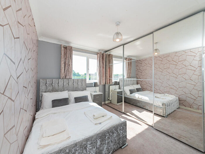 5 Bedroom Semi-Detached House To Rent In Southcote Farm Lane, Reading, RG30