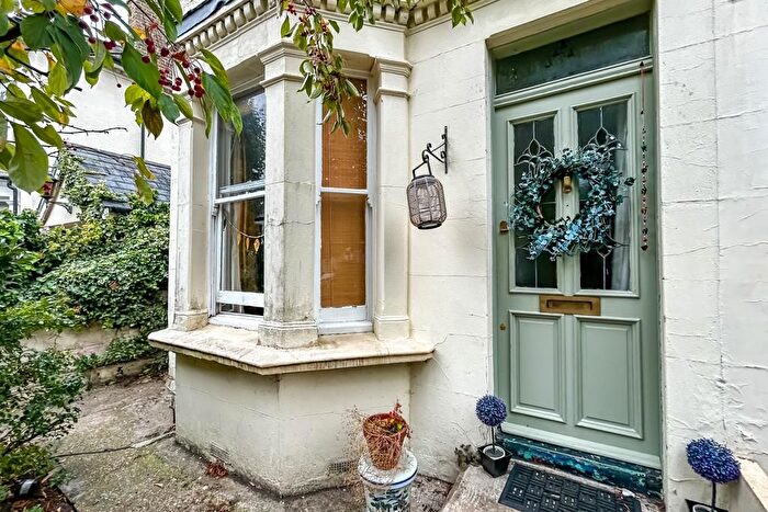 2 Bedroom End Of Terrace House For Sale In Avenue Terrace, Westcliff-On-Sea, SS0