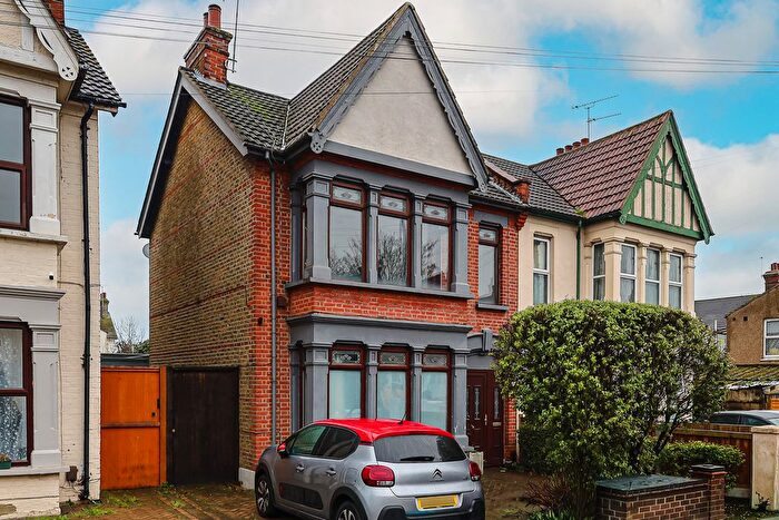 2 Bedroom Flat For Sale In Valkyrie Road, Westcliff-On-Sea, SS0