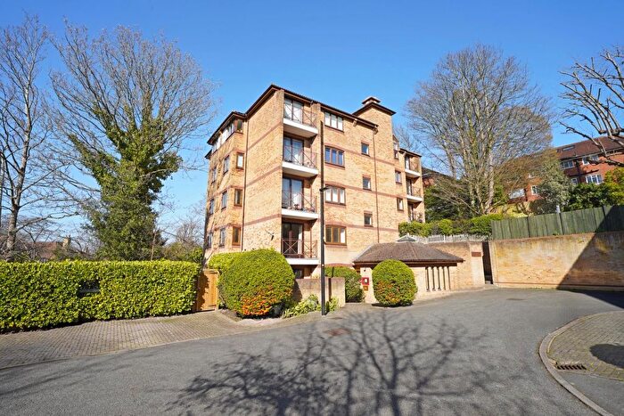 2 Bedroom Flat For Sale In Kingswood Drive, London, SE19