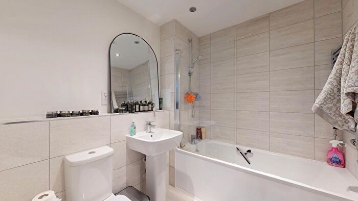 1 Bedroom Flat To Rent In Lakeside Drive, London, NW10