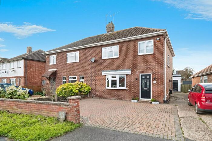 3 Bedroom Semi Detached House For Sale In Brooklands Drive, Leighton Buzzard, LU7