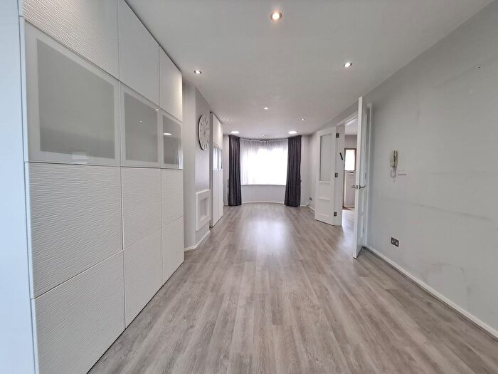 4 Bedroom Semi-Detached House To Rent In Golders Manor Dr, London, NW11