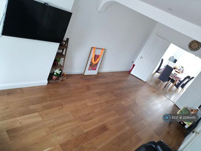 3 Bedroom Semi-Detached House To Rent In Shrivenham Road, Swindon, SN1