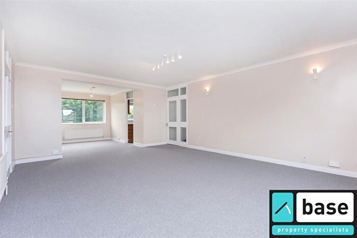 2 Bedroom Flat To Rent In Chase Road, London, N14