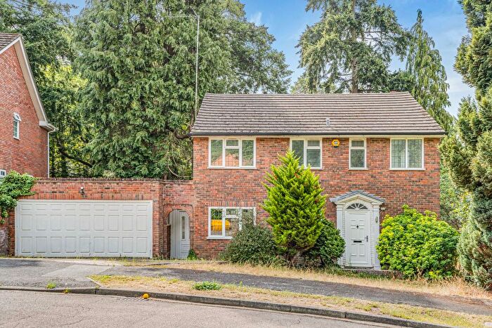 4 Bedroom Detached House For Sale In Broomcroft Close, Woking, Surrey, GU22