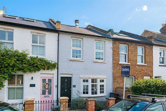 2 Bedroom Property For Sale In Railway Road, Teddington, TW11